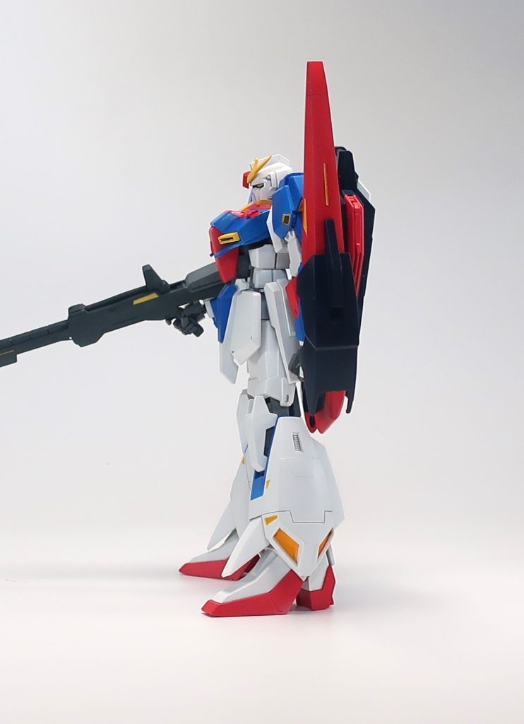 側面から。胸と腹部が張り出しているのが0088版の特徴です。