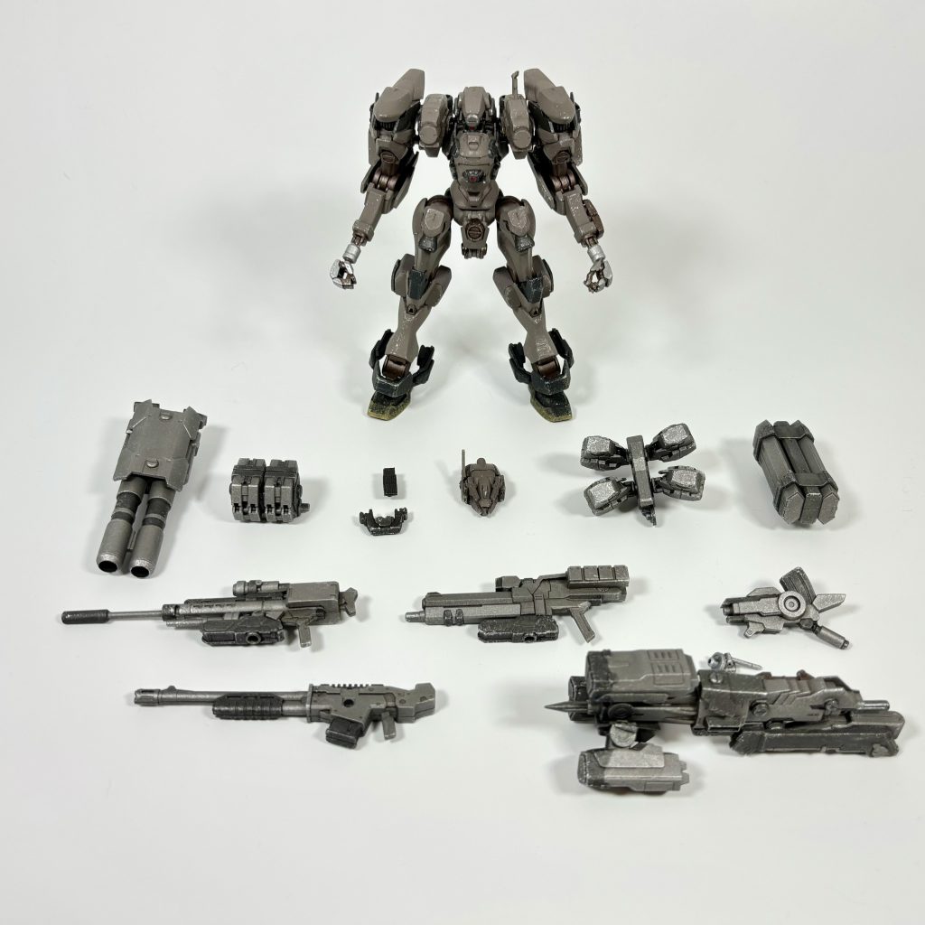 ラストはいつもの、スタティックディスプレイッ！今回は変えの武装や頭部違いなどでパーツが多めになりましたが、ずらっと並べた武器が映えてくれております☺️