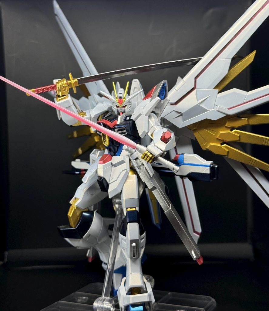 フツノミタマは成形色でも艶消し部分を作ることで刃の部分が表現されててびっくりしました。勿体無かったので塗らなくてもいいかなと思ったのですが、しっかり2色使って刀を表現しました。写真だとちょっとわかりづらいけど。