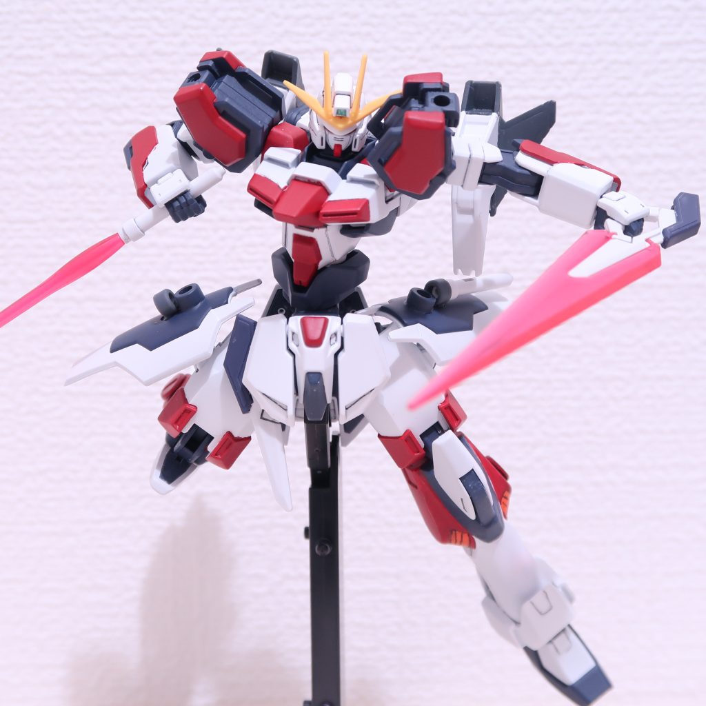 頭はビルドバーニング、胴体はAGE-FX、腕と腰はEGのストライク、脚はデュナイアルで構成した機体ですね。好きなシルエットにしつつストライカーパックで遊べるようにした自分専用機のイメージ。