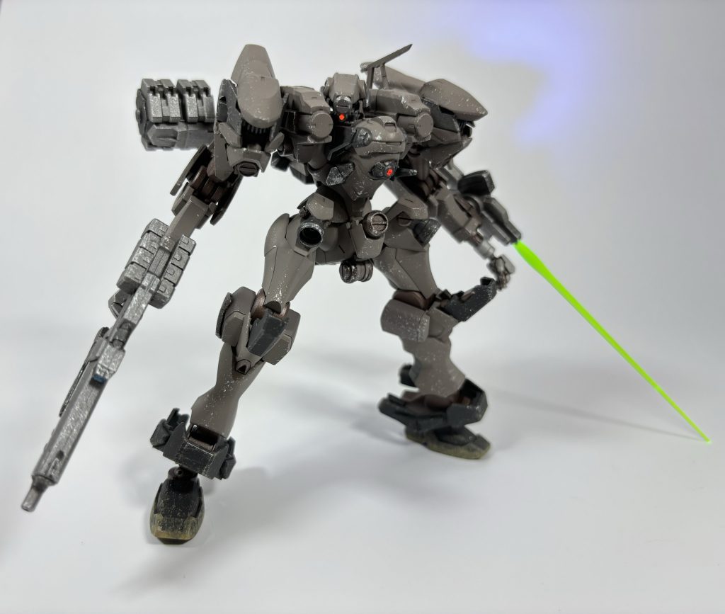 [戦闘イメージ]扱いやすいライフルに、終盤まで全然使えるパルスブレードというシンプルな構成。パルスブレードの先端にはビームサーベルの基部を貼り付けているため、サーベルを発振出来ます。