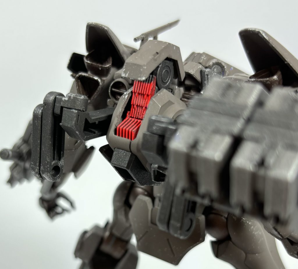 [オーバードブースト]オーバードブースト状態を再現するため、ミラソウル社のバックパックの中身をくりぬき、一部差し替えで展開可能にしてあります。また、ルミネで塗装してあるため、ブラックライトを当てることで、放熱状態が再現出来るようになっています。