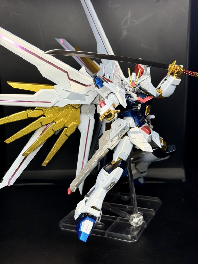 プラウドディフェンダーの発光表現はシールを使いました。めちゃ発色が良くて綺麗。そこにうっすらとレッドパールを吹いてます。