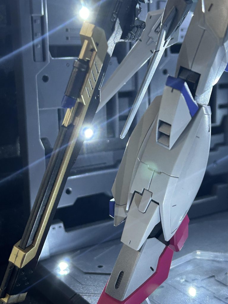 レジェンドガンダムと言う名前の割には地味な、カラーリングなのでライフルはゴールドに塗装致しました