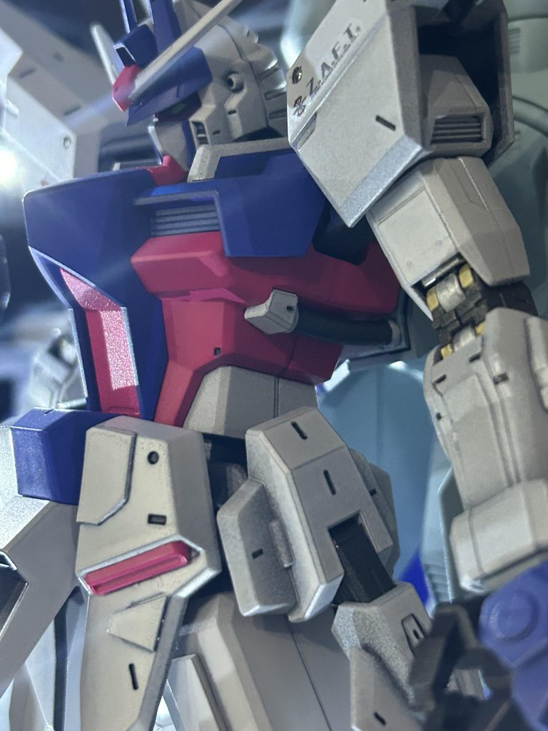 腕部はフルメカニクスフリーダムの物を軸切断し装着肩アーマースラスターもフルメカフリーダム