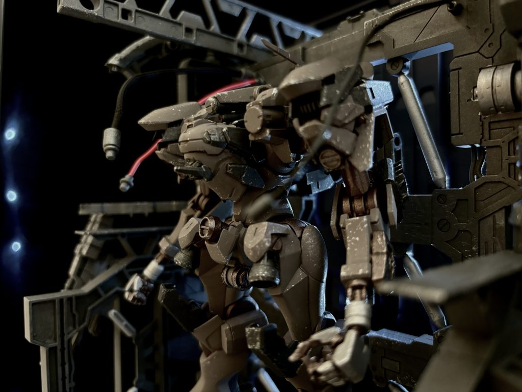 また、このハンガーの機体固定用のフレームは一部差し替え&可動式になっており、出撃シークエンス風な飾り方もできるようになっております😌