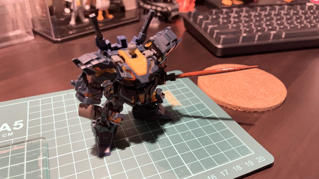 ここからは制作工程を...付属は単色成型のビームサーベルでした。思うように塗装できず血塗られた剣みたいになってしまったので諦めて初レジン。