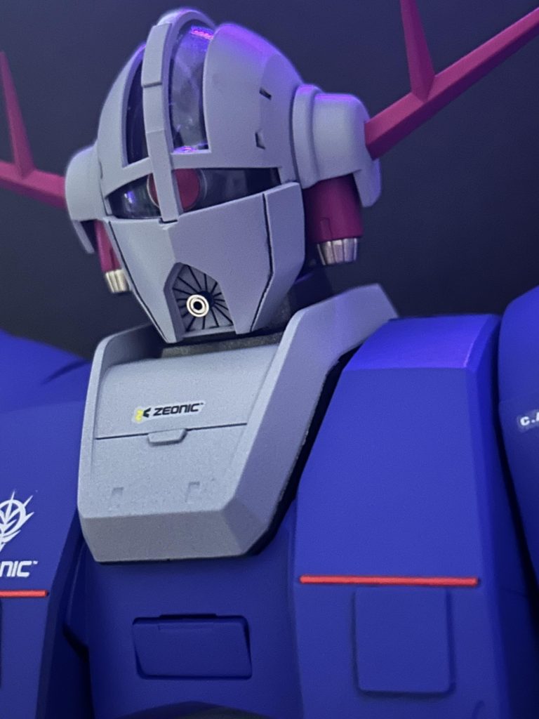 メタルパーツ使用顔も整形してプラ板やパテにてエッジをだした輪郭に致しました