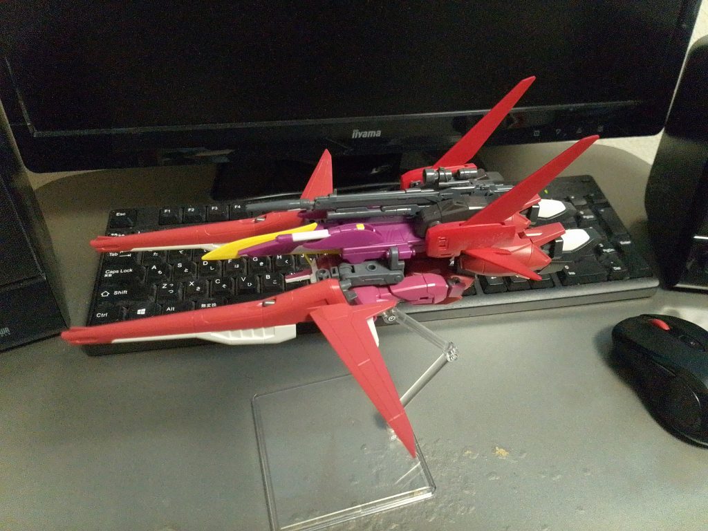 MA形態のシルエットはほぼ決定。変形機構や、それぞれのパーツの収まり具合も申し分なし。特に狙撃ライフルが隙間にピッタリ収まってくれたのが気持ちイイ!