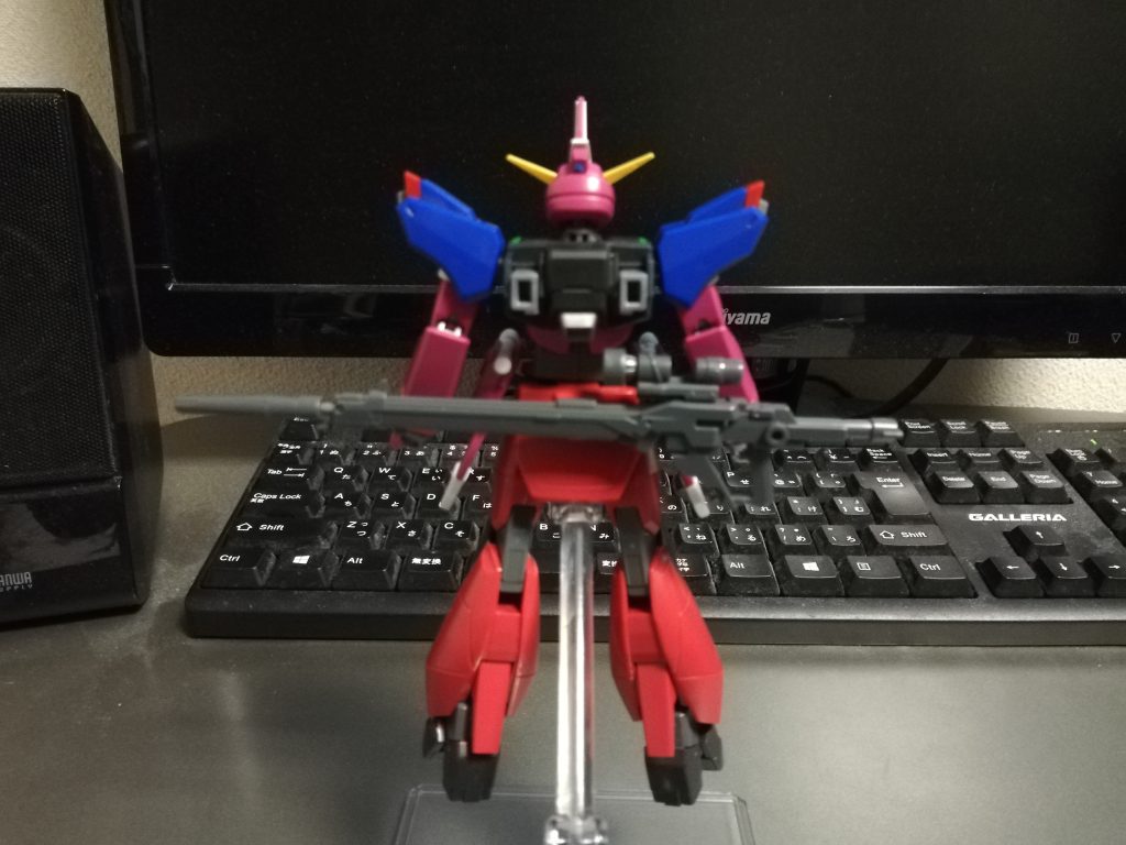 完成写真には載せていませんが、一応ライフルも腰部にマウント可能です(プラ板でジョイント自作)。この頃は手持ち武器をこれしか考えていなかったので「あれ?2~3マスが死角になるんじゃね?(スパロボ脳)」ここから追加装備に頭を悩ませ、結局のところ趣味全開のツインハンドガン採用に至りました。