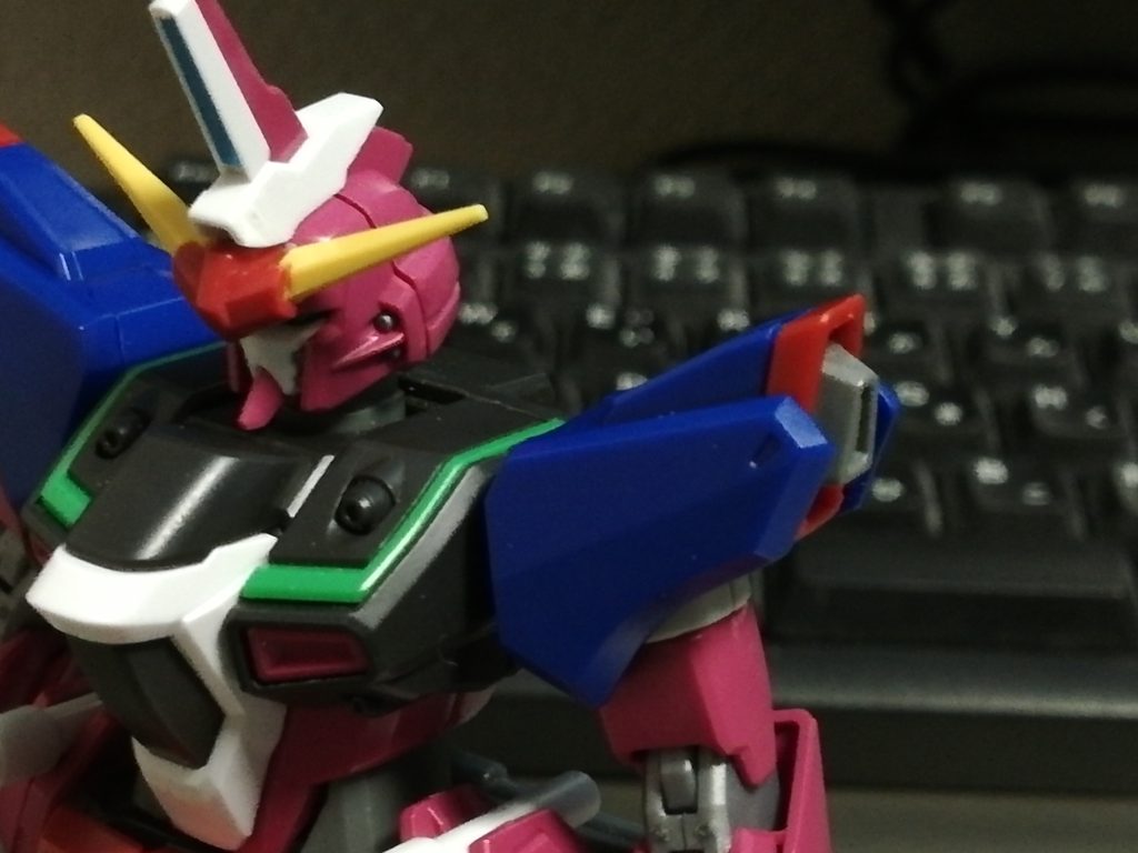 インフィニットジャスティスの肩の突起が邪魔!!&サイドスラスターがないと横にクイックブーストできないでしょ!!(AC脳)ということで、肩をHGCEデスティニーに換装し、自分に刺さりそうなビームブーメランを廃止のうえ、サイドスラスターを造設。頭部アンテナも地味にセイバーのものに換装しています。