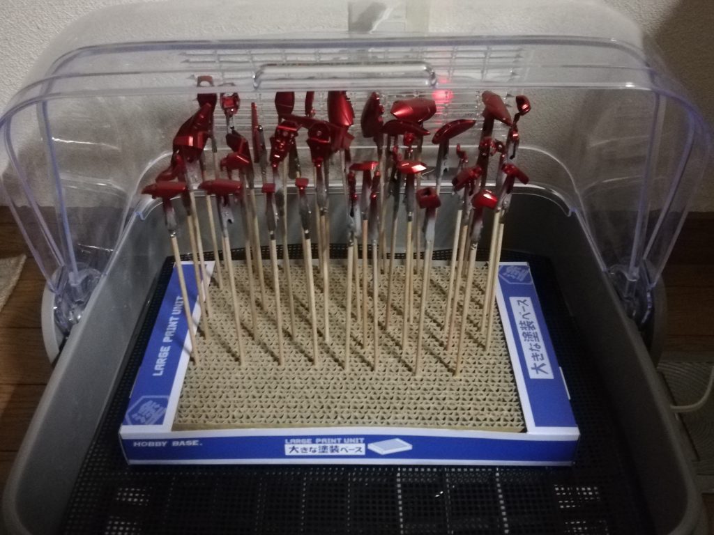 塗装は全てガンダムマーカーエアブラシシステムで行いました。エアブラシ本体も充電式のポータブルが出回るなど、良い時代になったものです。ちなみにカラーは次のガンダムマーカー4色を使用しました。仕上げは水性プレミアムトップコート光沢グロスです。・ロイヤルメタレッド・ヘビーガンメタリック・ホワイトゴールド・ニューホワイト山〇さんの食器乾燥機には感謝しかありません。いつも食器以外のものを突っ込んですまない。だが私は謝らない。