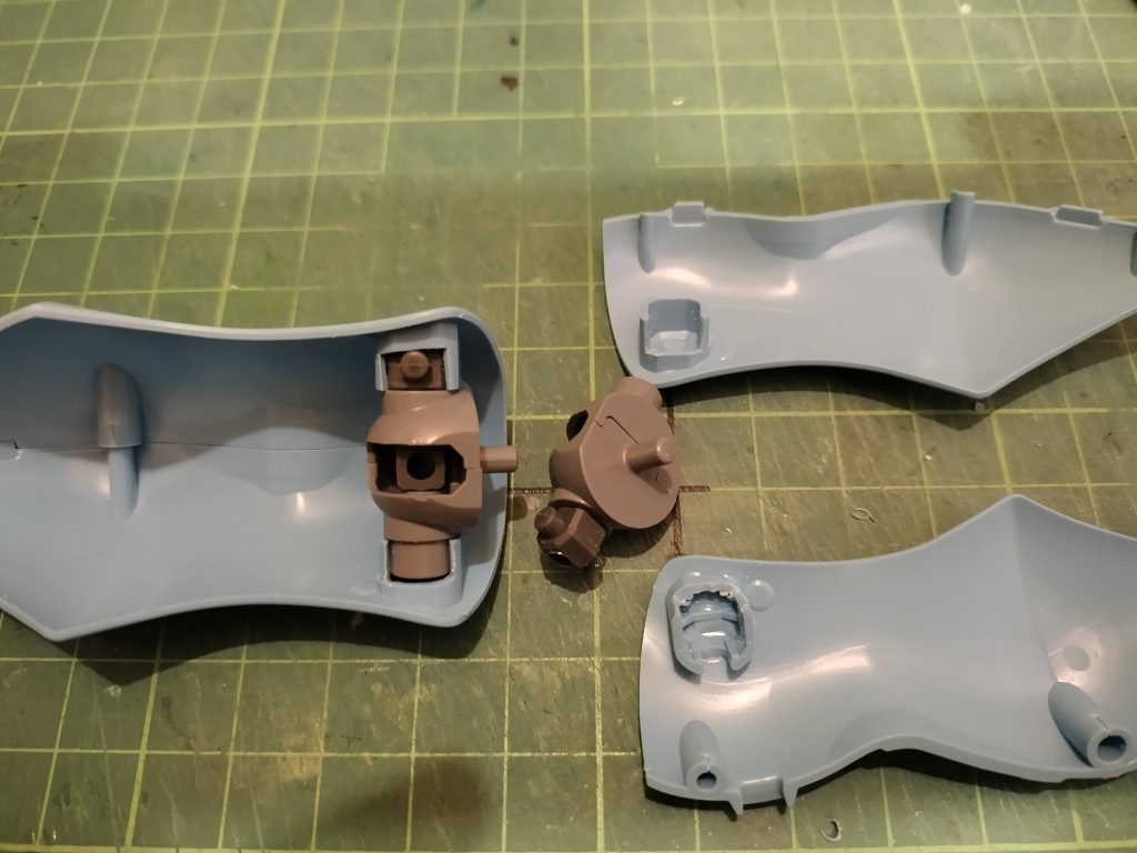 後ハメ加工その2。肩のアーマーと内部パーツ。下側を削り、こちらもスライドで差し込めるようにしました。