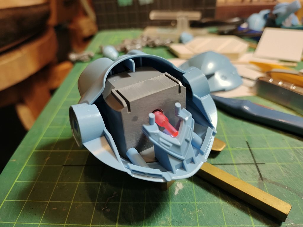 モノアイの可動化。胴体内部に球状のポリキャップ(ガンダムとかの腰に使うやつ)を封入し、モノアイの棒部分がある程度動かせるようにしました。