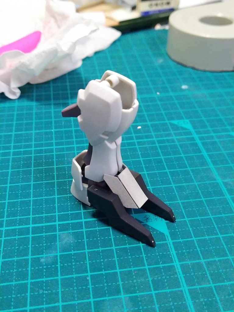 足を前後逆にしたら結構イケるんじゃないかなー、と思ってやってみたら思った以上にサムライっぽい見た目になった。草鞋か足袋でも履いてるような。二本足の間の部分の装甲はのちにプラ板で作りました。写真は厚紙でマッチする形を確認中。