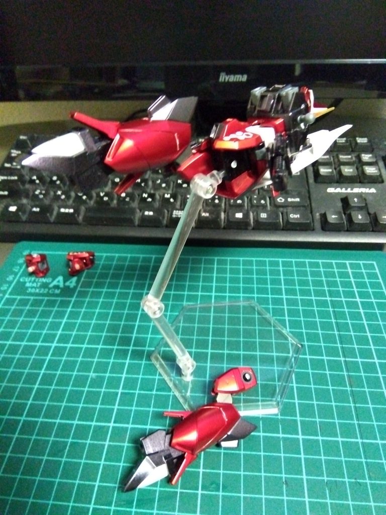 完成直前の悲劇変形機構の最終確認中にモロっと逝きました。口から魂が出る感覚ってこういうのを言うんですね・・・(ジャンクパーツで何とか復旧)。【ここからは備忘録的に作業工程メモ】①上半身と下半身の接続軸の径が合わない(軸の径が太い)ため、受けに合わせて軸を削る。②ブレードアンテナをセイバーのものに変更。③後頭部のネックガードを切り落とし頭部の可動域を拡大。④肩部をデスティニーに変更し、ブーメランをサイドスラスター(WAVEのバーニア3)に変更。⑤両腕部をガンダムファラクトに変更し、内臓ビームサーベルを逆向きに収納できるよう加工(サーベルグリップの受けを木工用ボンドで太らせる)。⑥肘部分に10㎜円形アクリルボタンと30MM接続パーツを合わせてウェポンアタッチメントを造設(シールドの接続パーツも30MMのものに変更)。⑦股間下にスタンド接続用3㎜穴造設(セイバーのキットが古いため、スタンド対応していなかった)。⑧ライフルに腰部接続用パーツ(プラ板で自作)を追加。⑨フロントスカートを独立可動できるよう接続軸を左右に分割(抜け落ち防止用のピンを接着)。⑩サイドスカートを30MMミリタリーウェポンズのハンドガン&ホルスターに変更(ハンドガンを抜き差ししやすいよう一部を切り落とし加工)。⑪変形時にホルスターが干渉するため、接続ポリキャップを2㎜長いものに変更しクリアランスを確保。⑫膝関節を月間ホビージャパン付録SEEDカスタムキットに変更し、可動域の拡大及び足の長さを延長。⑬リフターのエンジンユニットを取り外し、バトルアームアームズ付属のジョイントアームを接続。⑭アムフォルタスプラズマ収束ビーム砲をジョイントアームにつなげるため、接続部をボールジョイントから3㎜ポリキャップに変更(隙間はパテで埋める)。⑮アムフォルタスプラズマ収束ビーム砲の後部(本来変形時に肩が収まるスペース)にバーニアを造設(ビルダーズパーツMSバーニア02)。MS時の緊急後退・下降、MA時の緊急上昇用。⑯リフター上面裏側にプラ板を貼り、厚みを増したうえでライフル接続用のスリットを造設。⑰リフター後部に3㎜穴×2を開け、リバウのエンジンユニット+ウイングを上下逆さまに接続する(リバウのエンジンユニットにも3㎜穴を開け、プラ棒で接続)。⑱変形時に胸部が収まるよう、シールド裏側をくり抜く。⑲ミキシングにより変形時のシールド接続位置と角度が変わるため、元々あった接続ピンを切り落とし、プラ板で自作した接続パーツを取り付ける。⑳武器の持ち手や平手を30MMハンドパーツセットから流用。㉑塗装(塗膜が溶けて複数回やり直し)→デカール貼り→完成。今回は、陰影が強く出るメタリック塗装なのでスミ入れは省略。なお、完成後も関節の渋みなど調整するため、分解できるように合わせ目消しは一切なし。いつでも分解できるようにしてあります。ちなみに関節の渋み調整は100均の速乾性木工用ボンド(酢酸ビニル樹脂)で行っています。