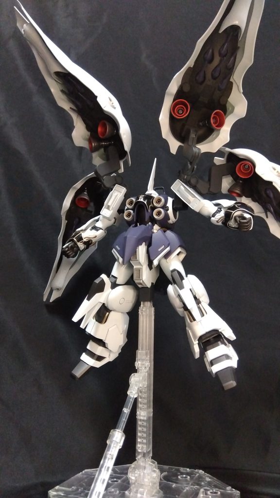 初めて乗せたはずの機体にも関わらず「彼女」は意のままに扱い、ファンネルをも制御してみせた。一連の試験の終盤に差し掛かるところでそれは起きた。彼女の意思は何者かによって上書きされたかのようになり、また過去を知る者からは本来の「彼女」が還ってきたようだったとの証言もある。 ガランシェール隊よりパイロットを確保出来たとの報告もあり、現況を危険視した袖付き陣営では彼女の隔離を決定。隔離された彼女はジオン共和国の非戦派の好々爺とも呼ばれていた旧高官の養子として引き取られその後は平穏に過ごしたという…「恥を知れ♡痴れ者♡」