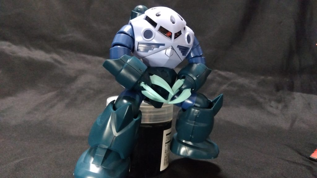 素組みのズゴックさん例のヤツのパクりで色味的にフリーダム仕込んでやろうかと思いましたが諸事情により宙ぶらりんにw勢いだけで素組みのみ。ダイソーのスライス瓶の上がお気に入り。