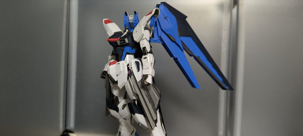 これは基のキットのバラエーナの小羽根を切っただけの状態です。他に紺色パーツの突起物や、青色パーツの欠けて見える部分があったので、そこを削ったり、パテで埋めたりして改修しました。