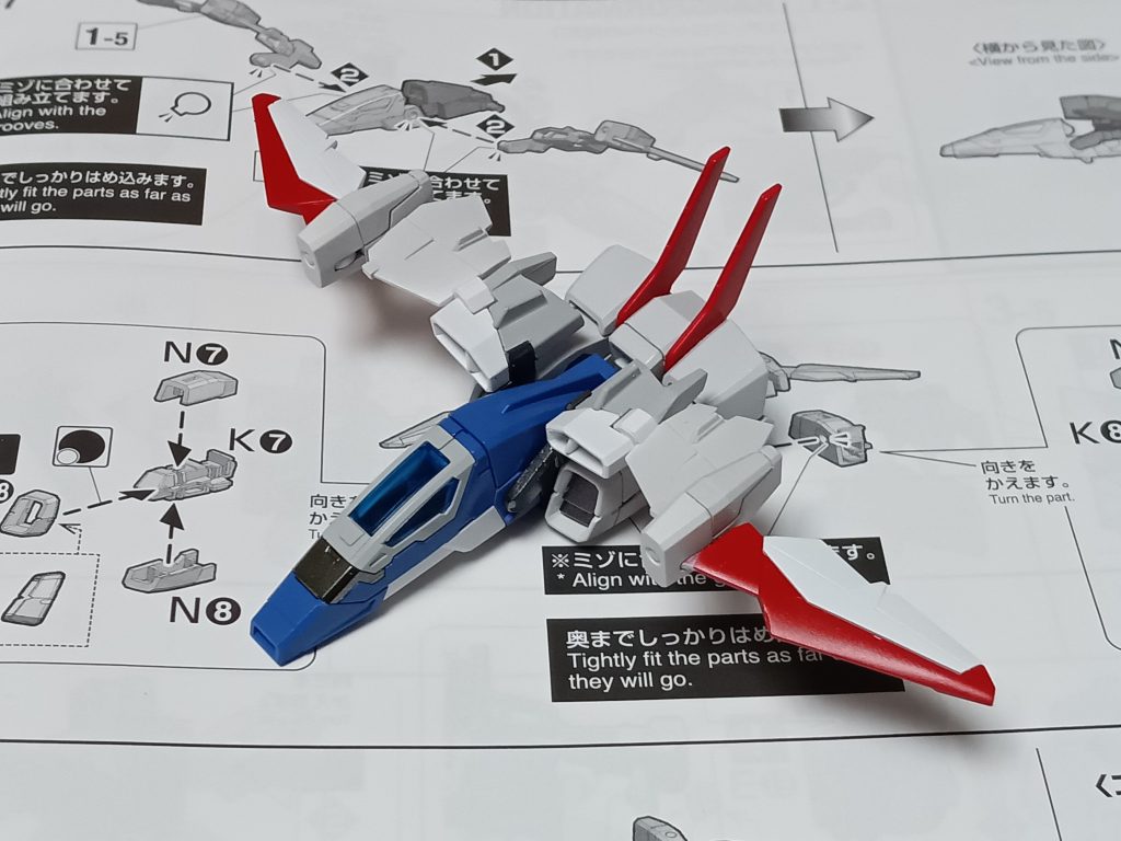 コア・ファイターは胴体を白にしたい為、赤部分をホワイトとグレーにしてあります。