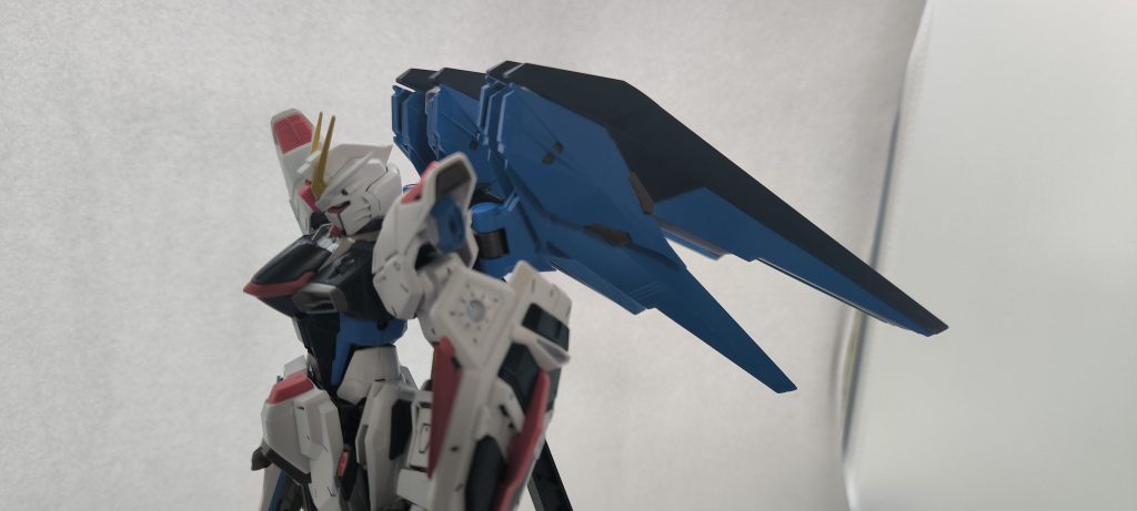 このMGフリーダム2.0はそのまま作ってもカッコいいので、個人的にかなりお気に入りなキットなんですけど、やっぱりウイングはすっきりしてた方が好きなんですよね。なんていうかフリーダム特有の美しさというか?