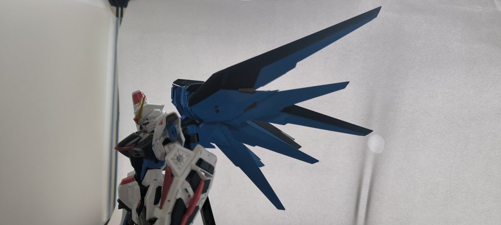 MG フリーダムガンダム Ver2.0 塗装&ウイング改修–3枚目/制作者:顔駄無。