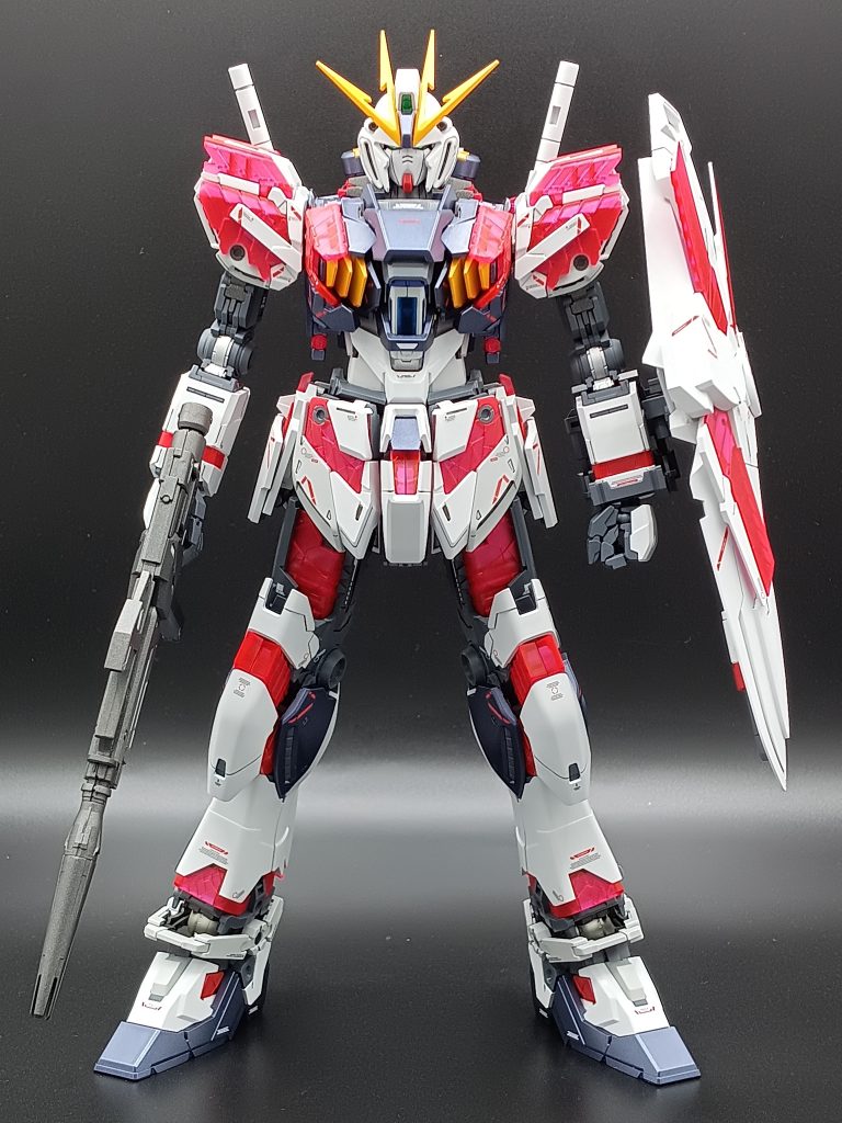 サイコフレーム装着。クリアの透け感がちょっと嫌だったので、裏からシルバーを吹き、全面を蛍光レッドで赤みをプラスしました。