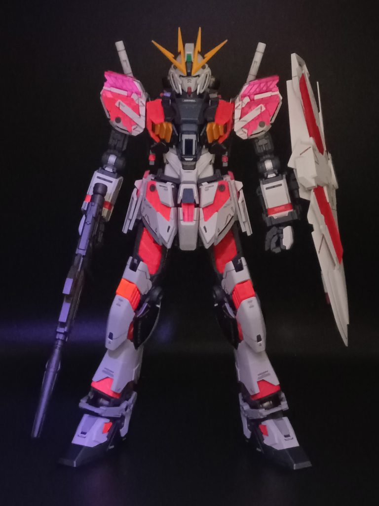 蛍光レッドを吹いているので、UVライトで照らすとこんな感じになります。