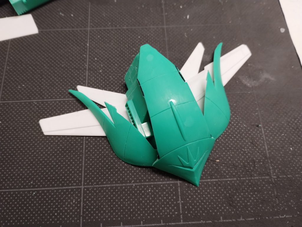 とりあえずボディをカットして両翼をプラバンで作ってみた所です。