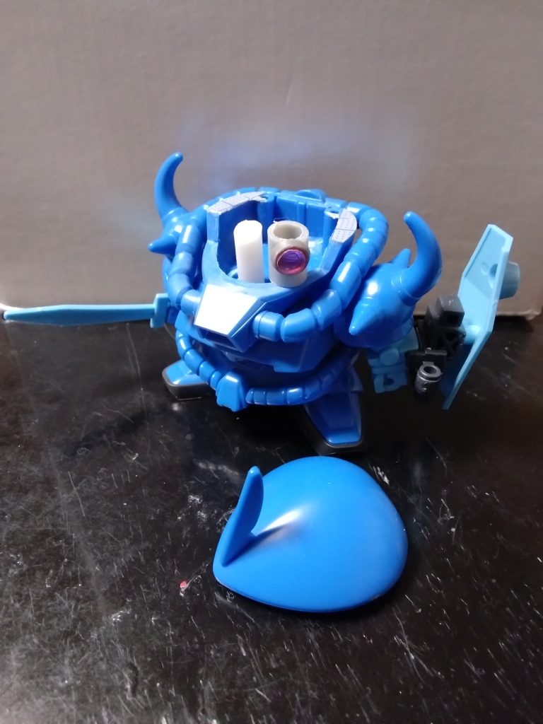 モノアイは可動させたくて、BB戦士ザクⅡの構造を真似た簡易加工を施しております。