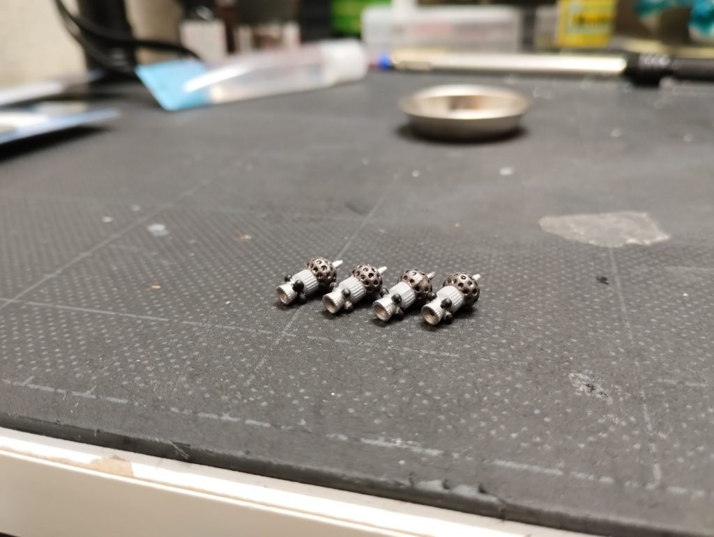 ビットは収納場所に悩んだ挙げ句...4つだけ両翼内側に搭載することにしました。