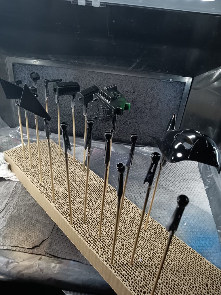 下地は艶アリの黒にしました久しぶりにミキシングではなく 丁寧な作業にこだわり作成するはずだったのですが所々アラが目立ちました自分の力量を測る良いキットだったと思いましたまたなんか作成しますのでよろしければ閲覧頂けると嬉しいです✨それではありがとうございました🙇