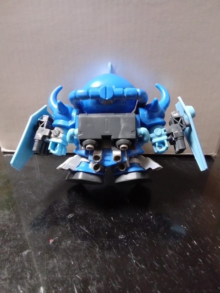 バックパックはグフカスタムのものを選択し、リアアーマー延長の上、新設のバーニア等を足していきました。また、脚部もスラスター等を追加し、股関節をSDCSのSDフレームから持ってきたボールジョイントに変更しています。