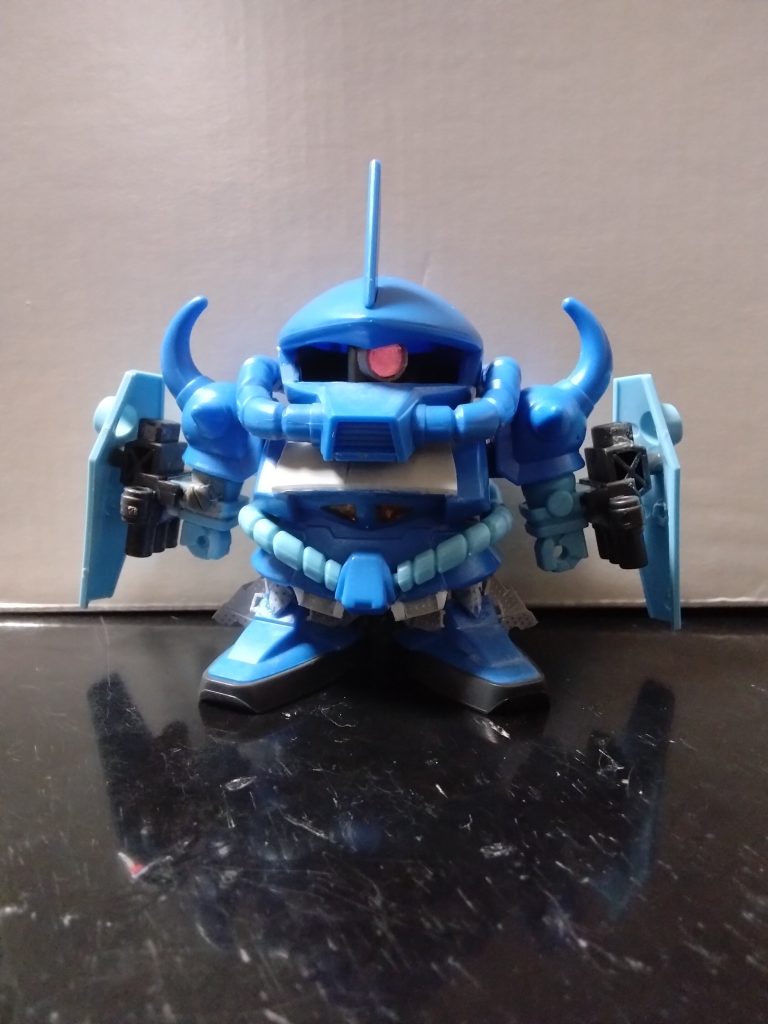 キットのままだと、3連装マシンガンは左腕にしか設置できないので、左腕パーツをもうひとつ用意して、拳部を切り飛ばして右手に取り替え。マシンガンのセンサーも左右入れ替え加工をして左右対称にしました。結果、ヒートロッドの発射口はオミットしました。