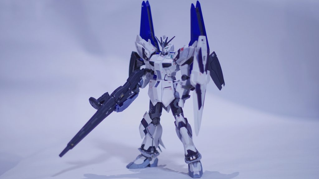 制作経緯としましては、ラブライブ！シリーズ通例のエイプリルフール企画で、2年ほど前に葉月恋ちゃんが隕石を押し返すという(？？)オマージュがありまして、そこから葉月恋仕様のνガンダムを作りたい、というとこから始まりました。