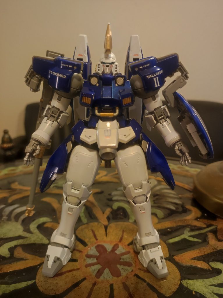 立ち姿です。塗料はガンダムと光沢の二つの白、メタリックブルーを使って想像以上の効果が出ました。あまり見えないが、ガンダムのようなツインアイをメタリックグリーンで塗装しました。