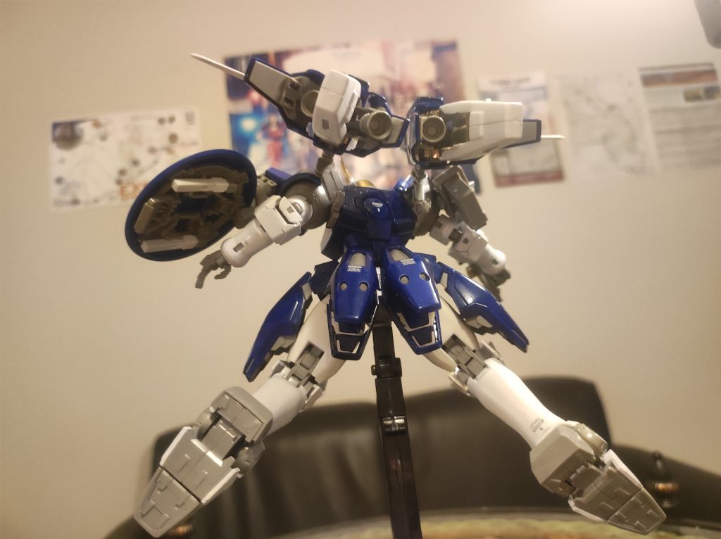 スラスターをメタリックシルバーで塗装しましたが、グレーの感じがまだ残っています。