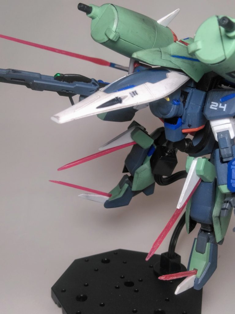 んで。設定上では脚部クローからもビーム発振が出来る様なのでナンチャッテ再現もヤっときますね 😤💨