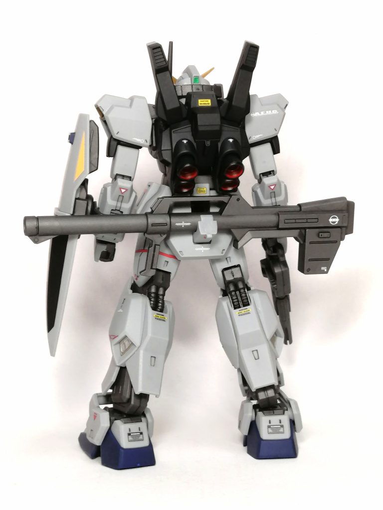 メインのボディカラーのグレーは、最初に見たときは濃いなと思ったんですが、見慣れてくるとかっこいいです😁部分塗装・スミ入れ・水転写デカール貼り付け・つや消しトップコートで仕上げました。