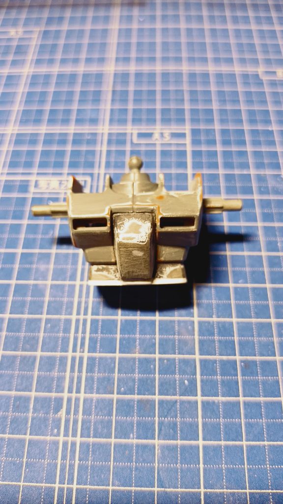 素組時に胴体部分が短くズングリ感がすごかったので腰をプラバンで若干延長しました。上半身が埋まってる感が少し軽減されて少しはましになったと思います。