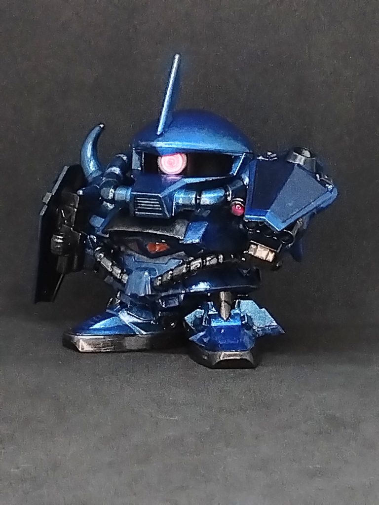 両腕装備のバルカン砲はグフカスタムの3連装マシンガンに変更。個人的にはこっちの方が好みです。