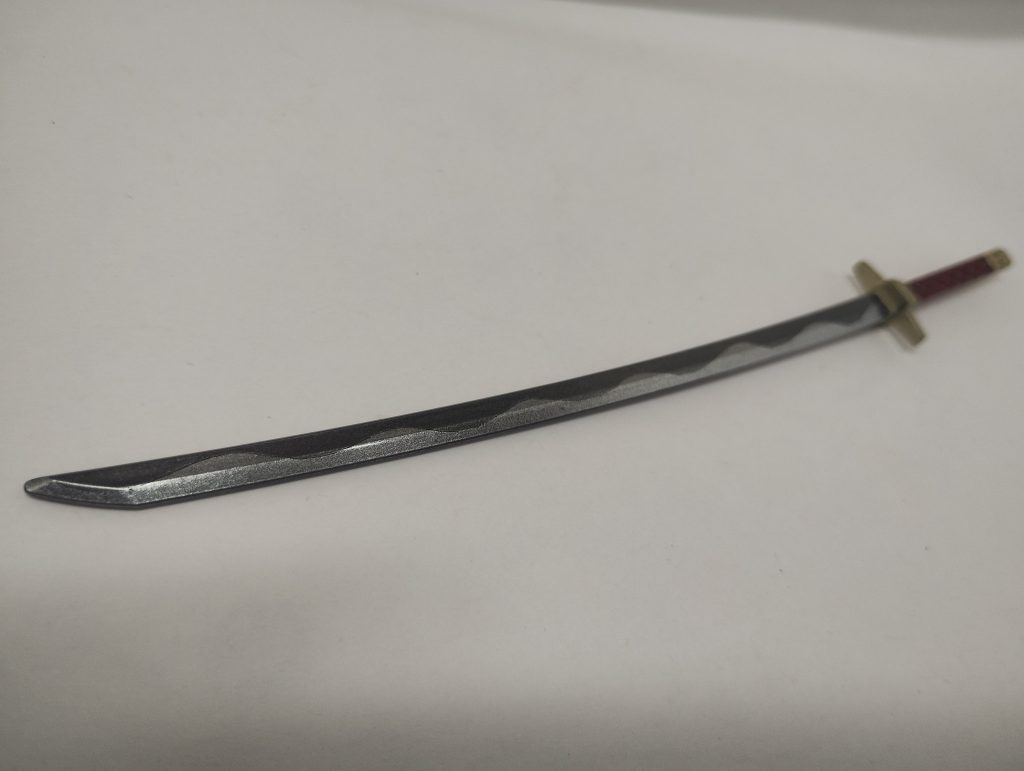 先にスターブライトアイアンを塗装し、その後くねくねっとマスキングテープを切って貼り付けてスターブライトシルバーで波紋風に塗装してみました