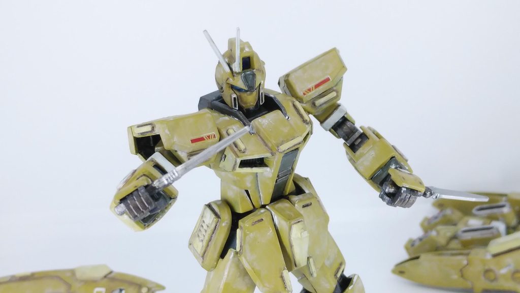 ビームサーベルは廃され、代わりにアーマーシュナイダーを装備