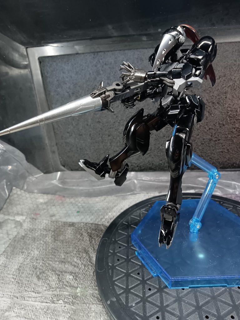 このショットランスは ダインスレイブの簡易携帯型となります威力は高いですが 簡易型なのでゼロ距離での使用が必須となります