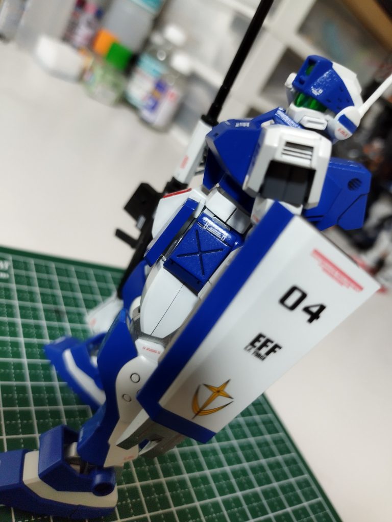 青の部分はキャラクターブルー。白はキャラクターホワイトです。足を4mmくらい全体的に延長。腰アーマーは2mm延長しました。