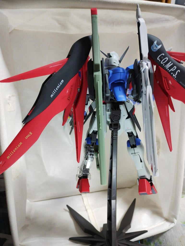 ミレニアムとかコンパスをベタベタ貼ってます。