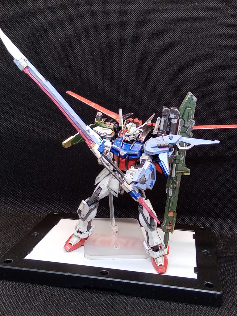 最近 ガンプラ以外にてをだしていたので久々の投稿になりますストライカーパックは入手できないかな~と諦めていましたが、幸いにも二種類GETできたので早速組み立て しかし・・EGストライクが近所で売っていないので 過去に一個購入しておいてよかった・・