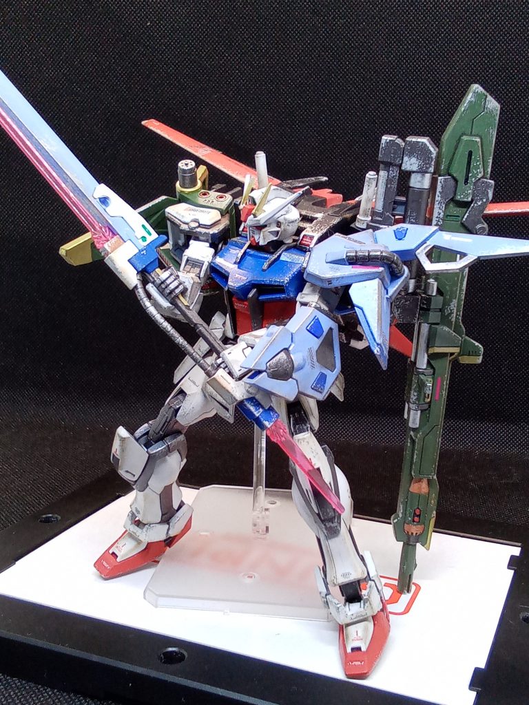 今回 目立つ合わせ目を消して塗装しただけですが・・やはりストライクは格好良い