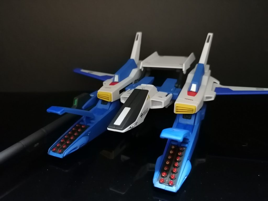 Gディフェンサーのミサイルベイのミサイルは赤で塗装しました。なかなかディテールがこっています。