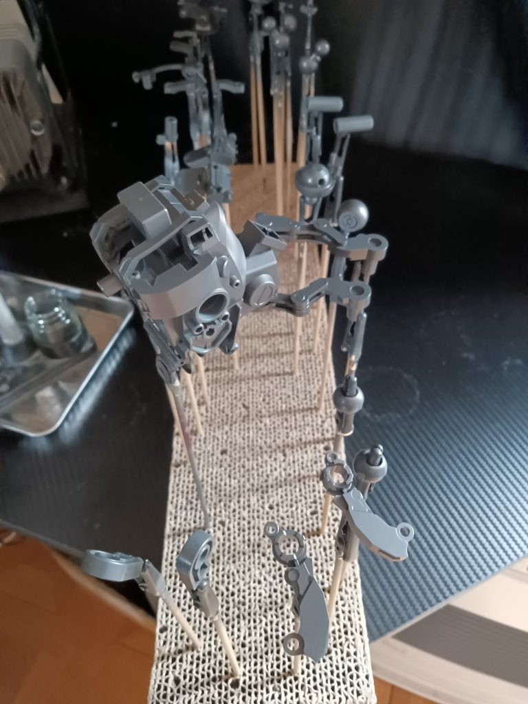 最近のお気に入りで　クレオスのグラファイトブラックでフレーム塗り塗りです今回は異形な物を作成しましたwしかしながらアンバランスな物もたまには良いかなと新しい発見がありましたタンクモードはなんだか可愛いですまた何か作成しますので　お時間お暇がありましたら閲覧の程よろしくお願いします🙇ご閲覧誠に感謝いたしますありがとうございました!